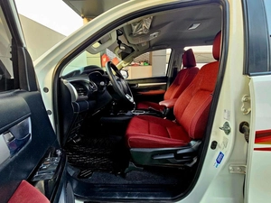 Toyota Hilux  SR5/ AUTO GEAR/ AUTO WINDOW/ WIDE BODY/ CHROME BUMPER