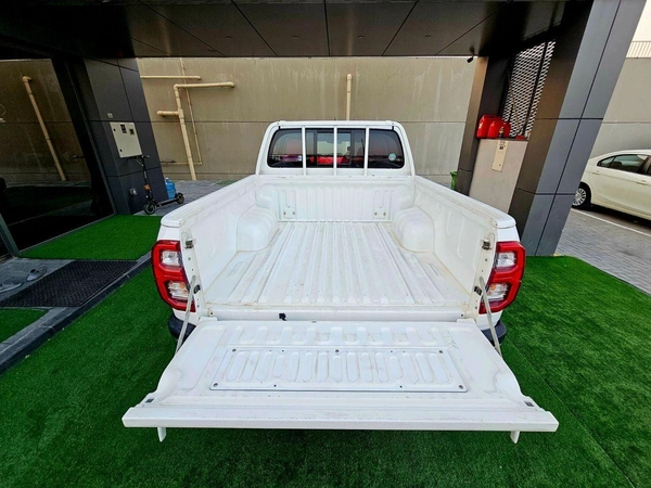 Toyota Hilux  SR5/ AUTO GEAR/ AUTO WINDOW/ WIDE BODY/ CHROME BUMPER