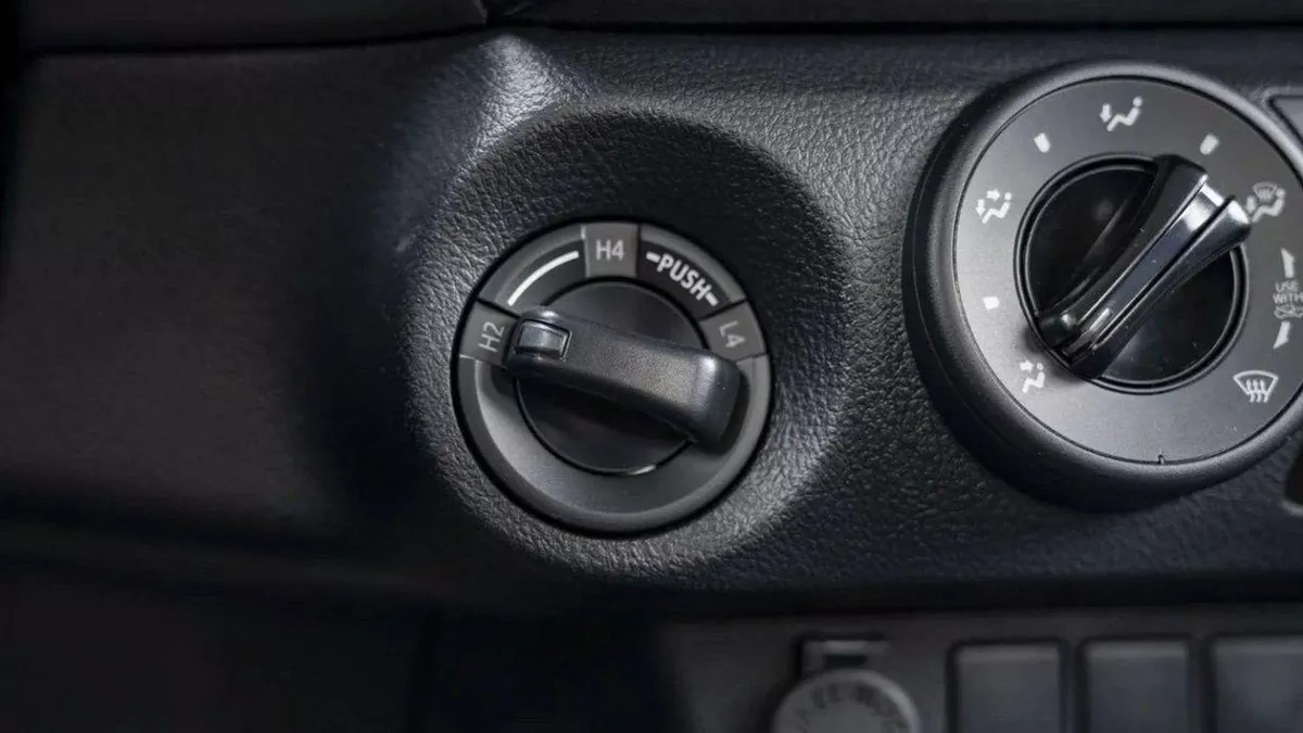 Toyota Hilux DLX Toyota hilux 2.4L diesel mid option p.w MY24 for export only-10-0
