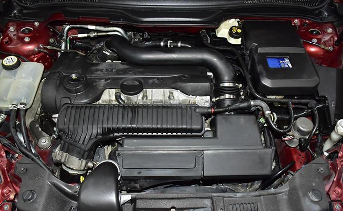 Volvo C70 T5 ( 2011 Model ) in Red Color GCC Specs