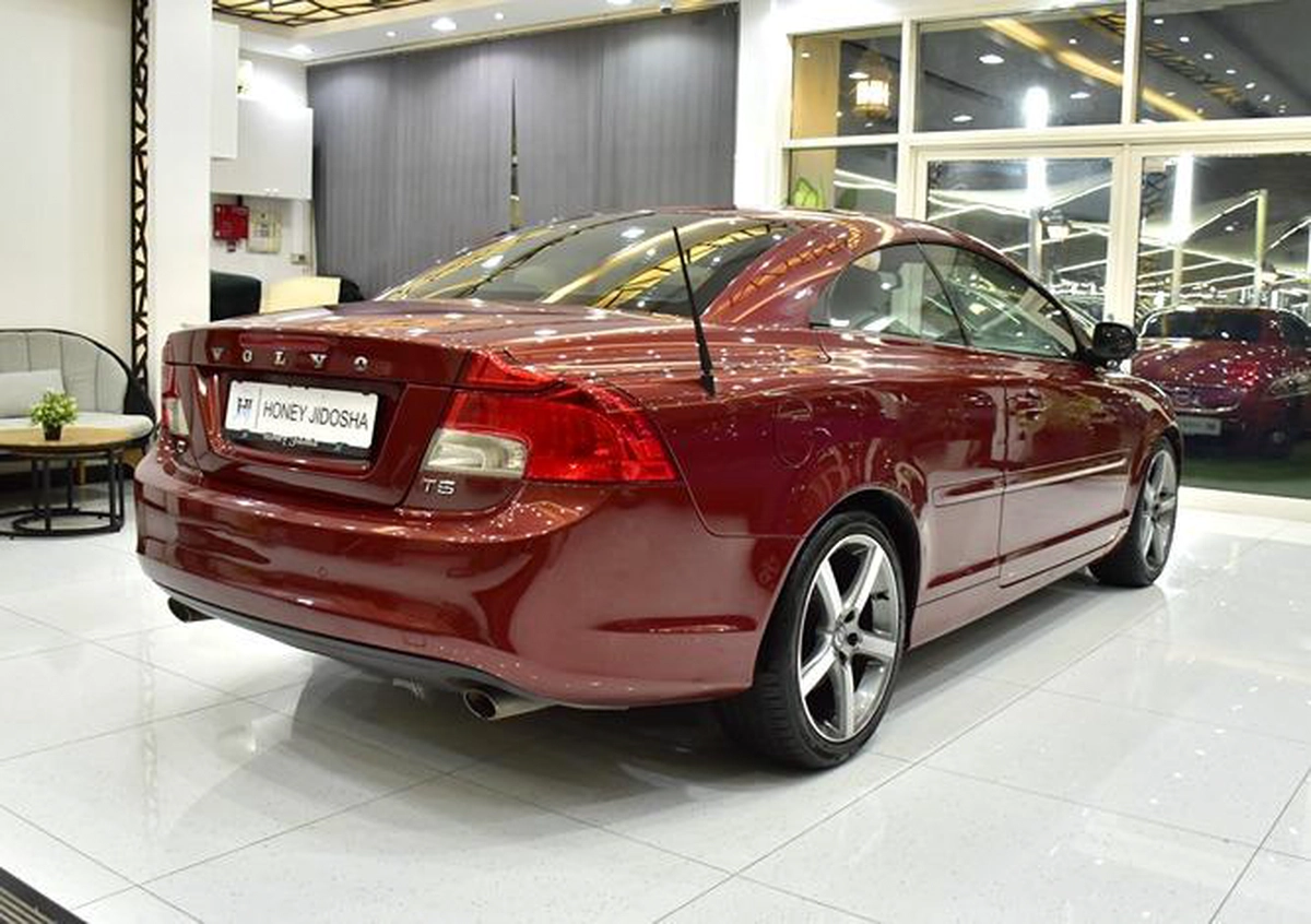 Volvo C70 T5 ( 2011 Model ) in Red Color GCC Specs