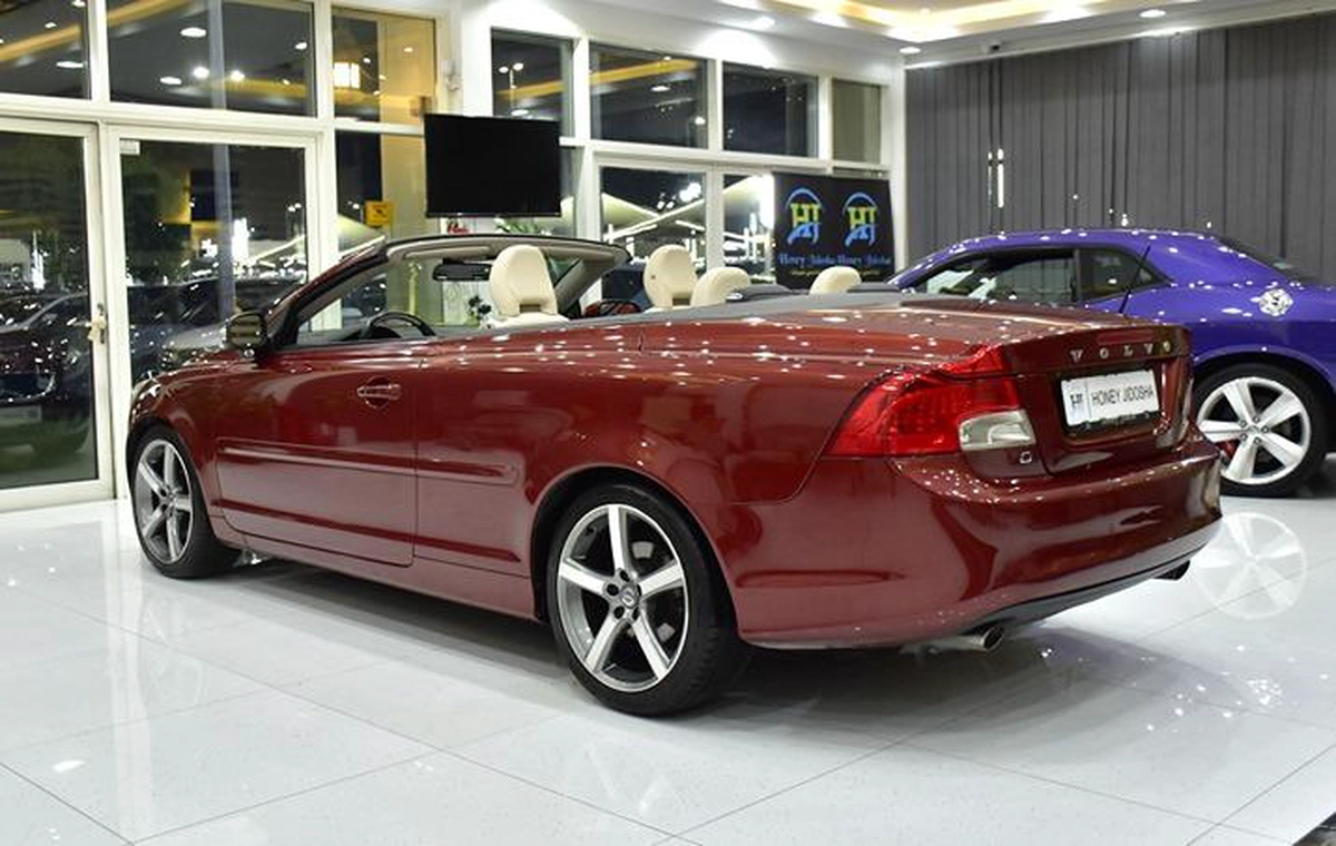Volvo C70 T5 ( 2011 Model ) in Red Color GCC Specs