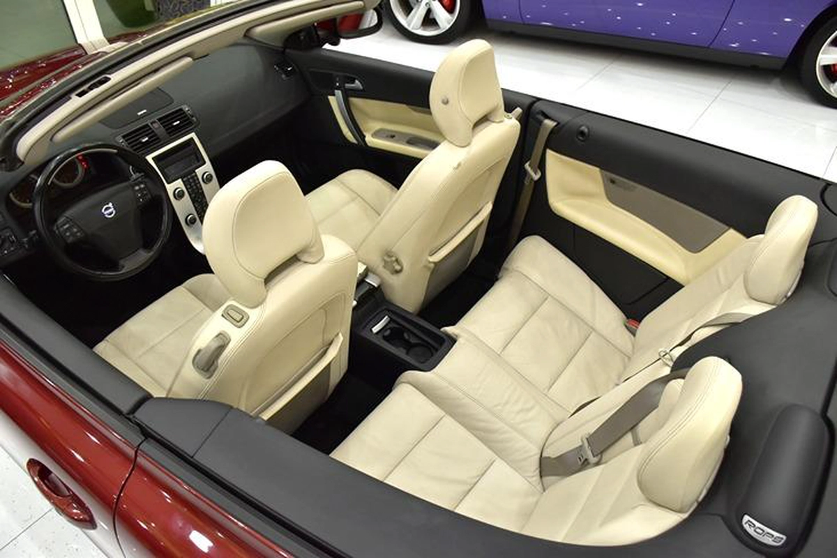 Volvo C70 T5 ( 2011 Model ) in Red Color GCC Specs