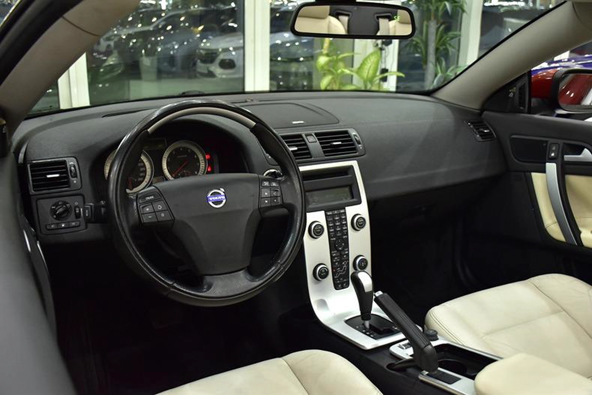 Volvo C70 T5 ( 2011 Model ) in Red Color GCC Specs