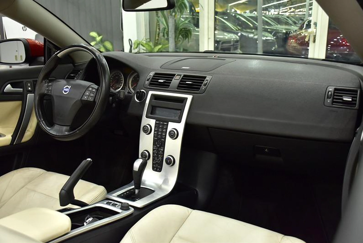 Volvo C70 T5 ( 2011 Model ) in Red Color GCC Specs