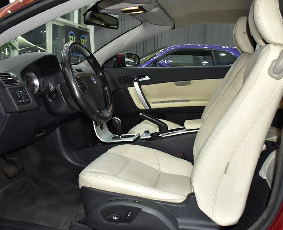 Volvo C70 T5 ( 2011 Model ) in Red Color GCC Specs