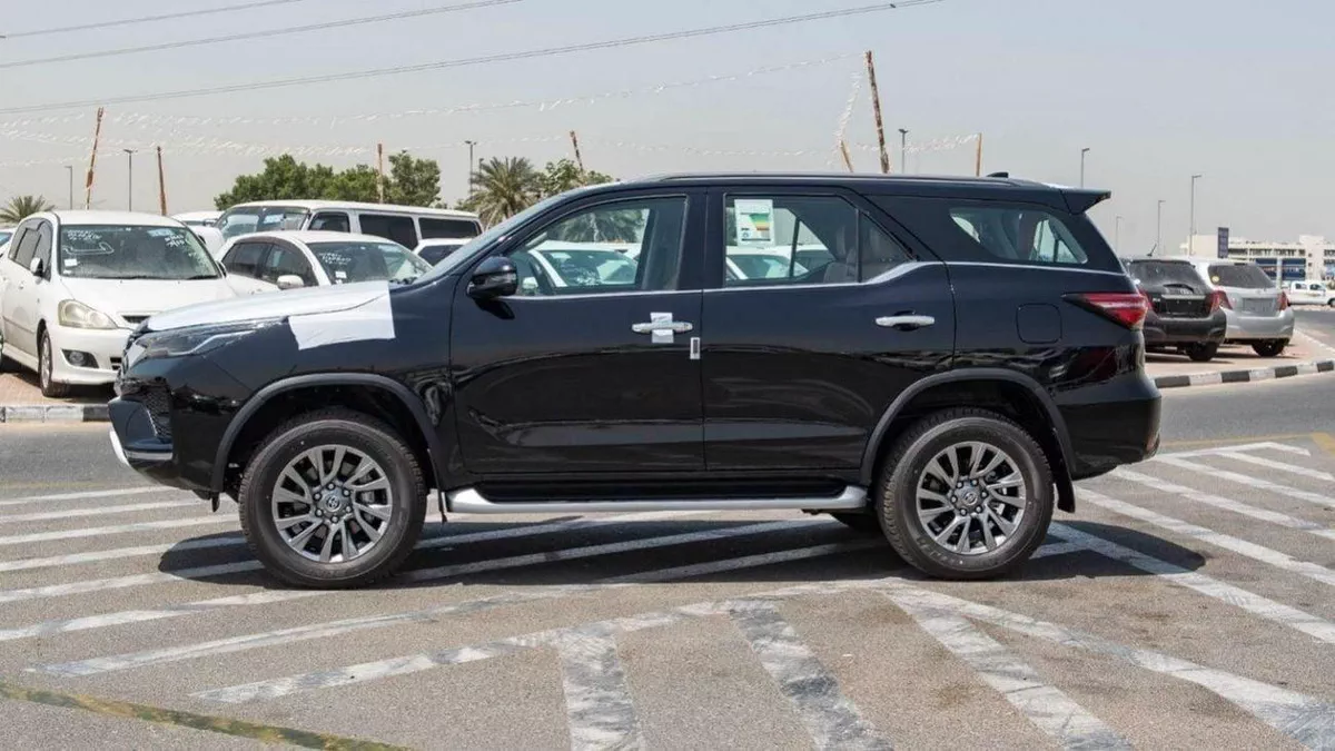 Toyota Fortuner VXR TOYOTA FORTUNER VX SR5 V6 CYLINDER, 4.0P, BLACK COLOR TAN INTERIOR, 4WD-1-0