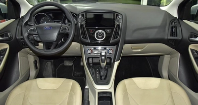 Ford Focus ( 2018 Model ) in Silver Color GCC Specs-12