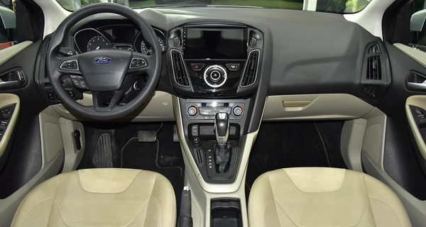 Ford Focus ( 2018 Model ) in Silver Color GCC Specs