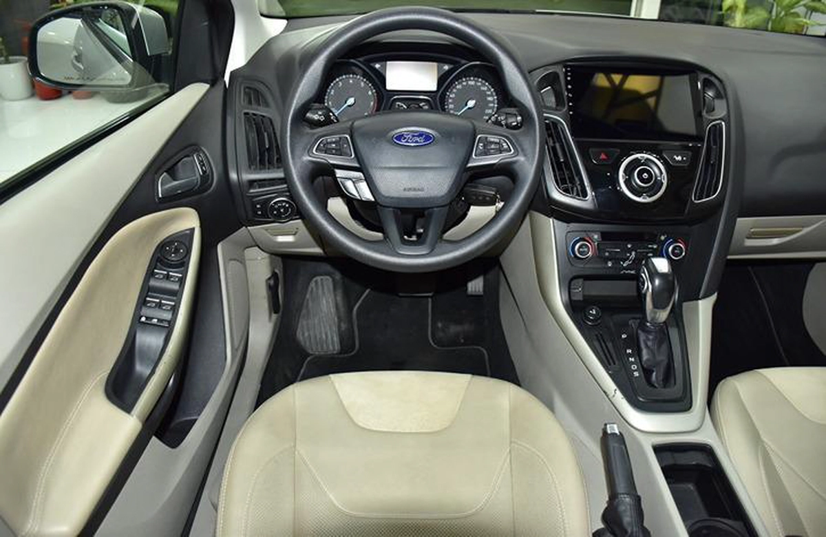 Ford Focus ( 2018 Model ) in Silver Color GCC Specs-6-6