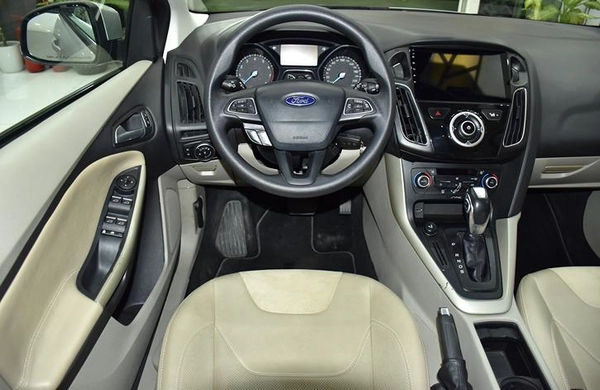 Ford Focus ( 2018 Model ) in Silver Color GCC Specs
