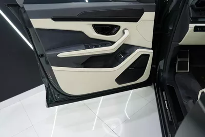 Lamborghini Urus SE-12