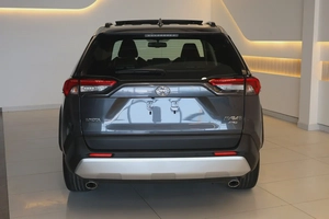 RAV4 ADVENTURE 4WD - GCC SPECS - ACCIDENT FREE - FULL SERVICE HISTORY - UNDER WARRANTY -