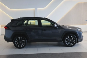 RAV4 ADVENTURE 4WD - GCC SPECS - ACCIDENT FREE - FULL SERVICE HISTORY - UNDER WARRANTY -