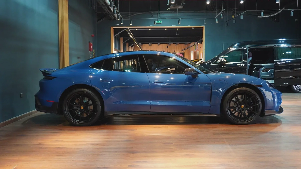 2022 Porsche Taycan GTS | Very Low Mileage 3k | Electric-3-3