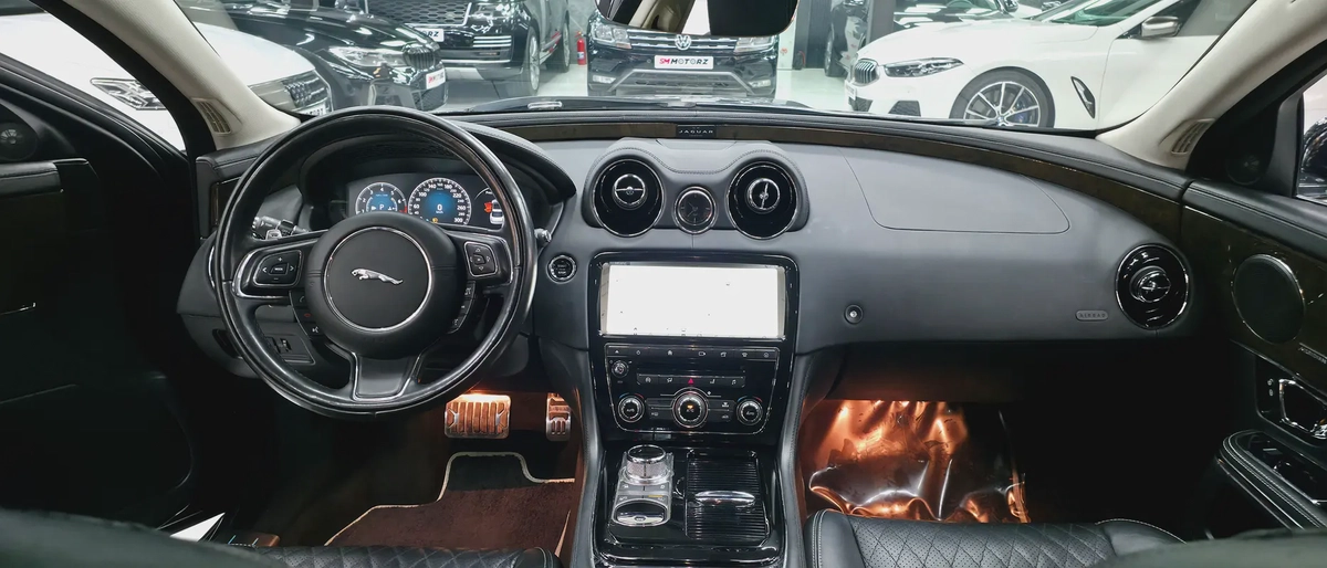 Jaguar XJ 2019 Luxury GCC XJ 50 Rear Entertainment Warranty and Finance-9-9