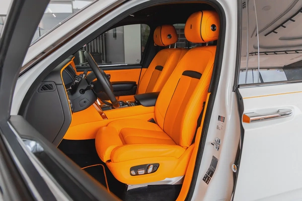 Rolls-Royce Cullinan | Black Badge Kit | Carbon Fiber Interior | Bespoke Premium Sound System | 2020