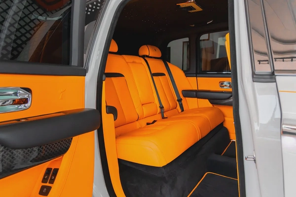 Rolls-Royce Cullinan | Black Badge Kit | Carbon Fiber Interior | Bespoke Premium Sound System | 2020