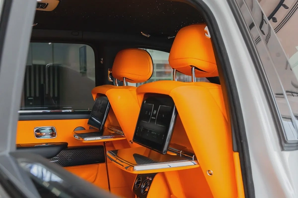 Rolls-Royce Cullinan | Black Badge Kit | Carbon Fiber Interior | Bespoke Premium Sound System | 2020