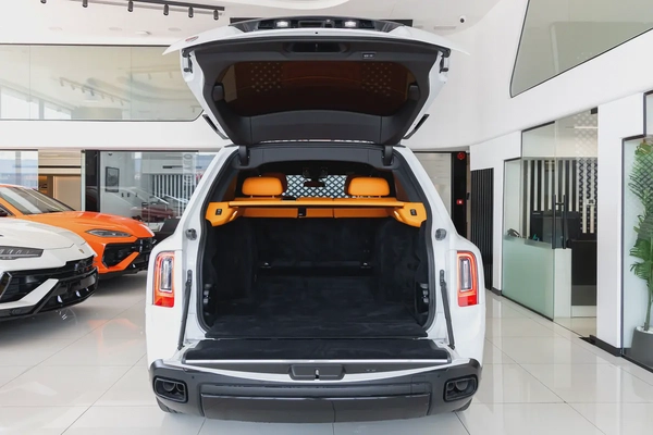 Rolls-Royce Cullinan | Black Badge Kit | Carbon Fiber Interior | Bespoke Premium Sound System | 2020