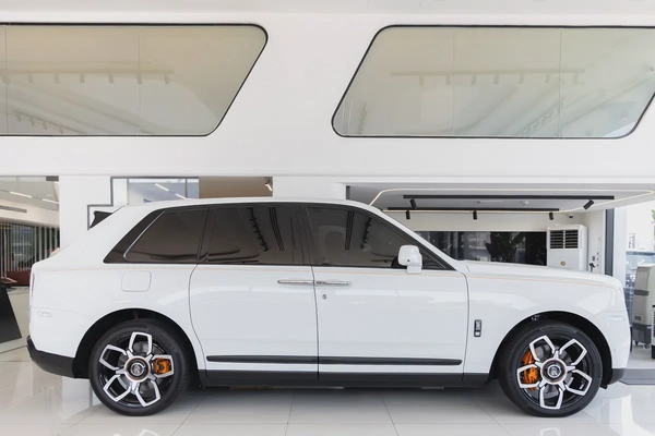 Rolls-Royce Cullinan | Black Badge Kit | Carbon Fiber Interior | Bespoke Premium Sound System | 2020