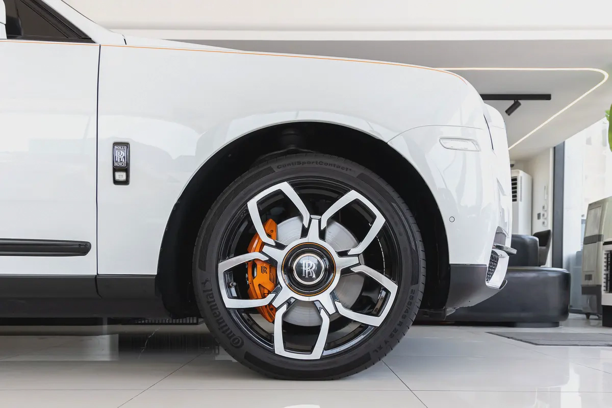 Rolls-Royce Cullinan | Black Badge Kit | Carbon Fiber Interior | Bespoke Premium Sound System | 2020-7-7