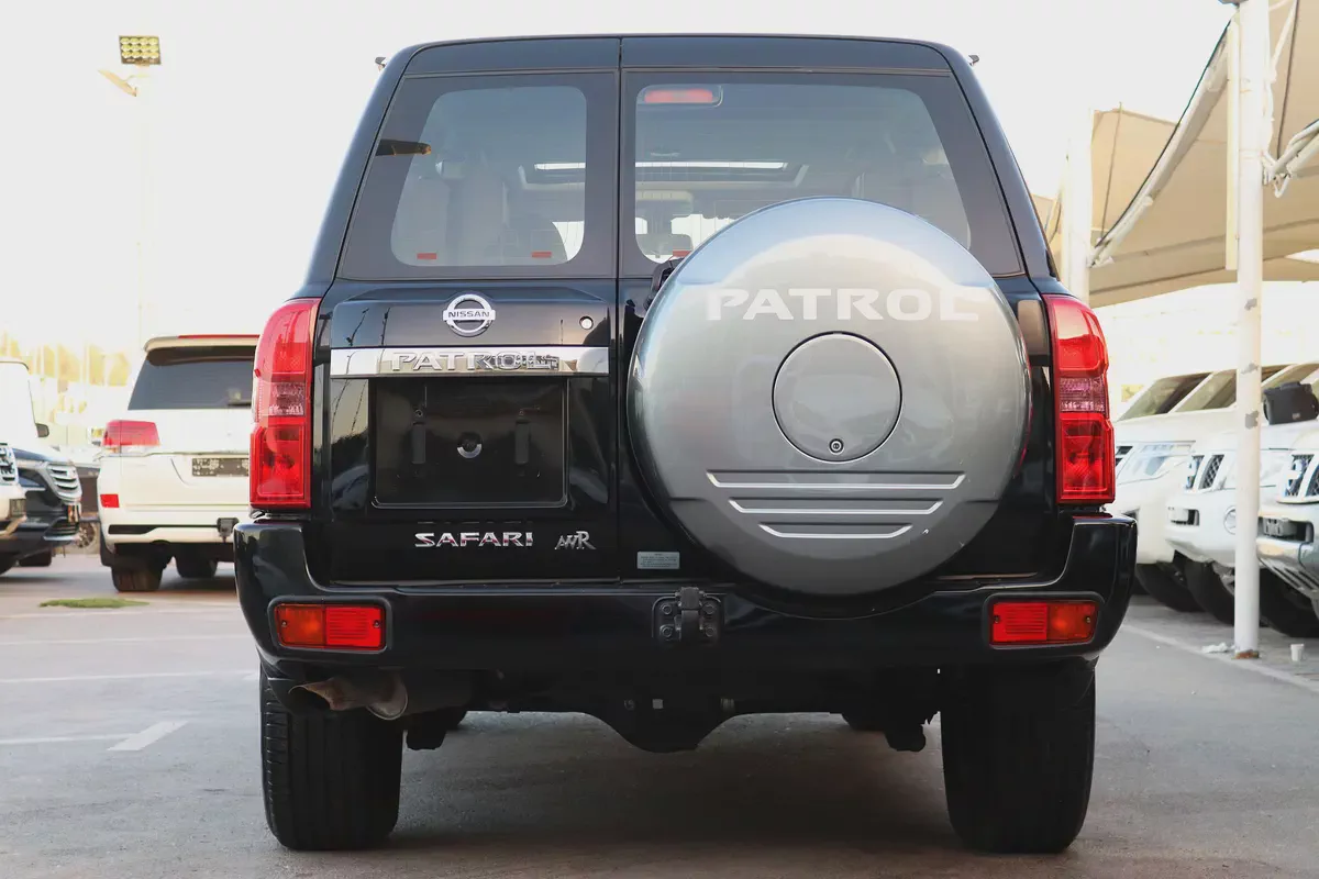 Nissan Patrol Safari - 2022 - Safari Trim - GCC Specs - Excellent Condition-4-4