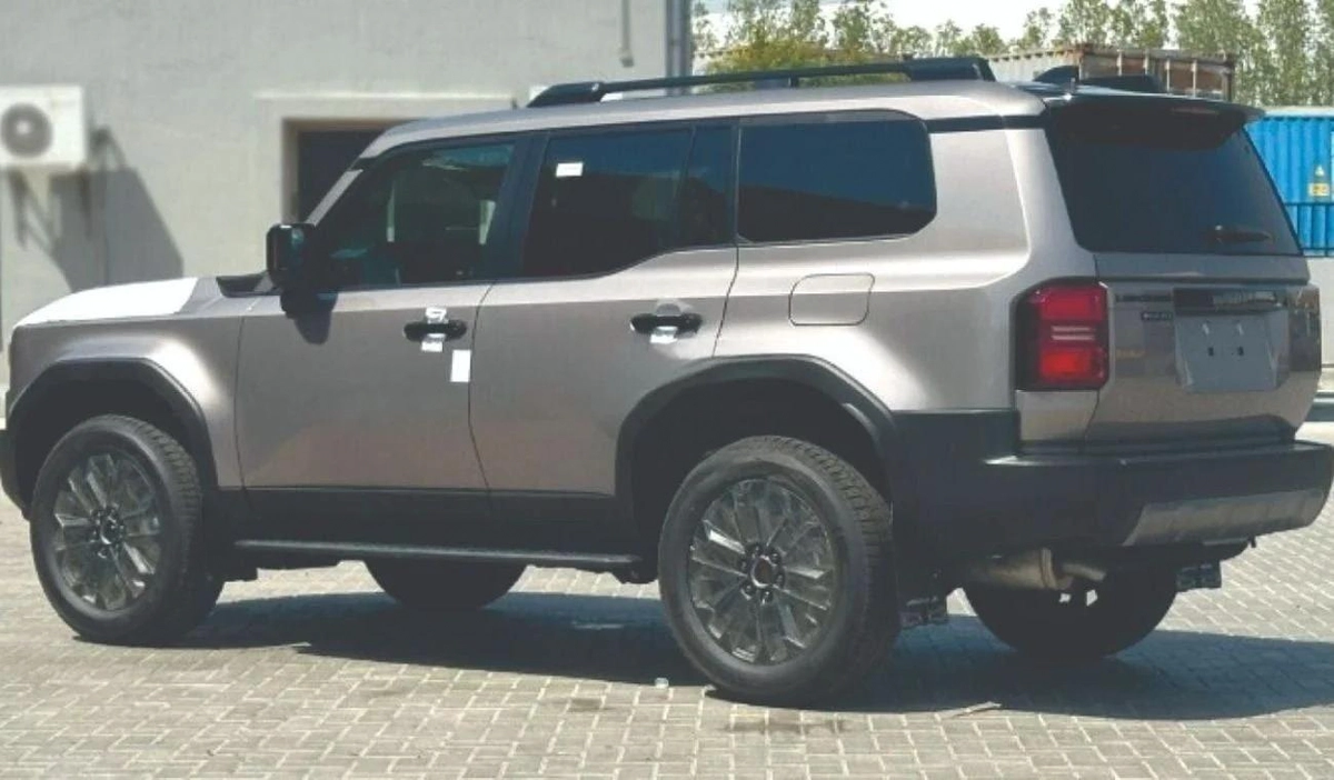 Toyota Prado toyota prado luxury 2.4 petrol 2025-6-6