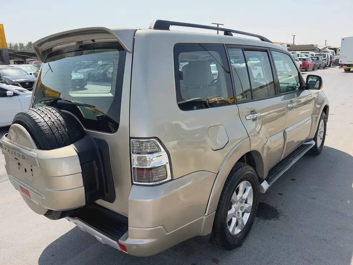 Mitsubshi pajero 2013 fullopshin goldcolor GCC-9-9
