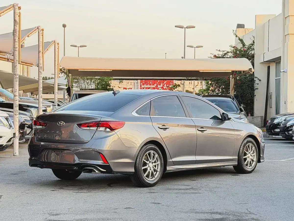 Hyundai Sonata SE-4-4