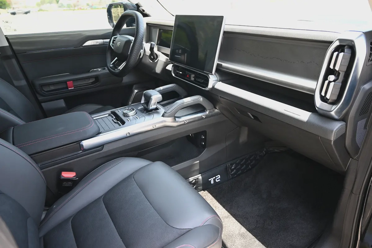 1,870 AED - FREE WARRANTY SERVICE - DEFENDER KIT - JETOUR T2 LUXURY