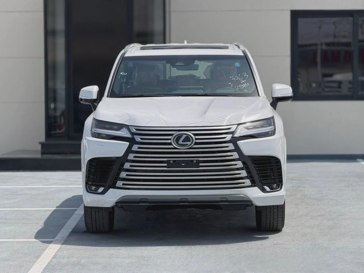 Lexus LX700h SIGNATURE Lexus LX 700 Hybrid, Auto Park, White/Tan.