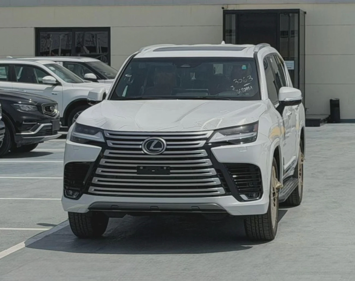 Lexus LX700h SIGNATURE Lexus LX 700 Hybrid, Auto Park, White/Tan.-12-12