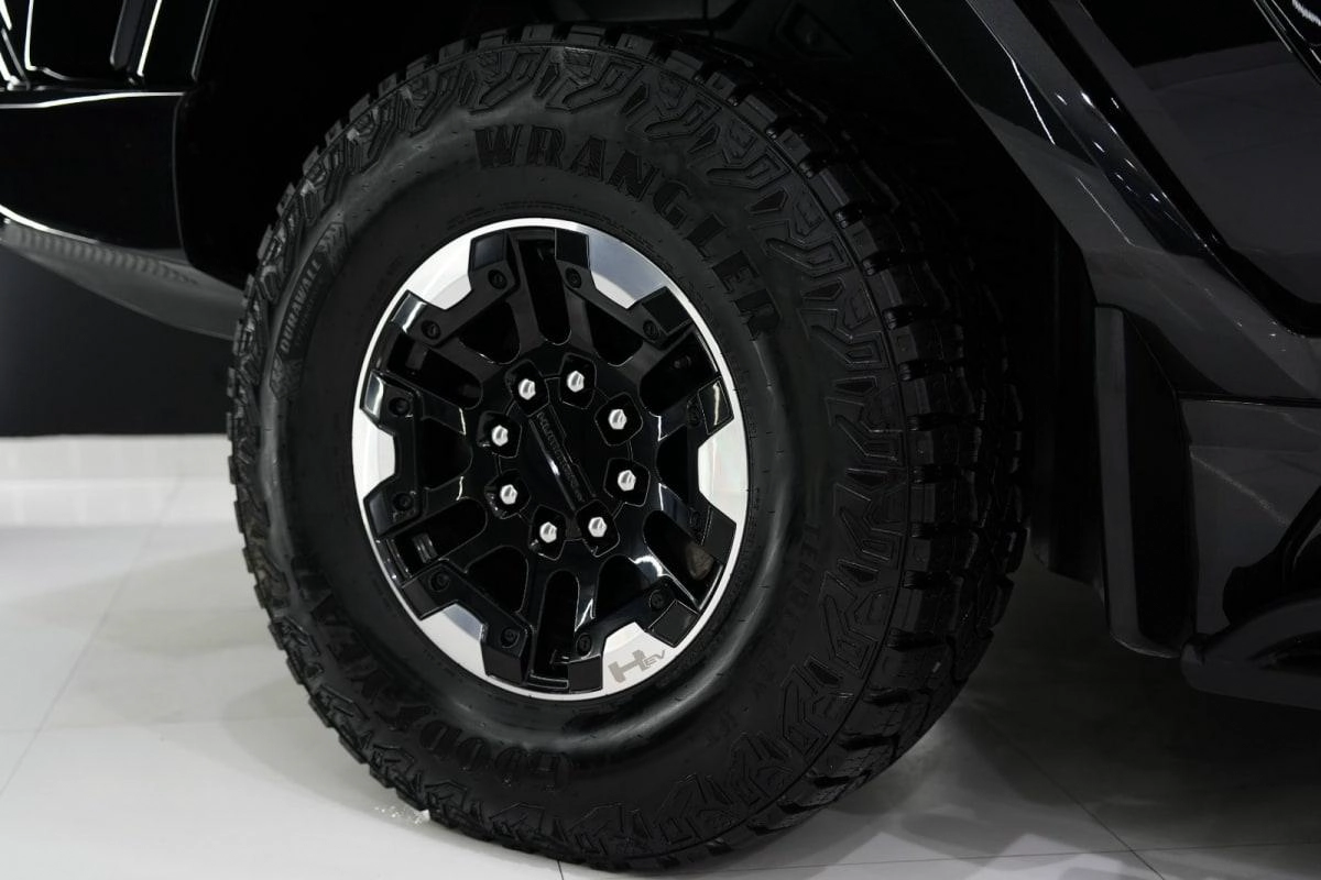 GMC Hummer EV Pickup-7-7