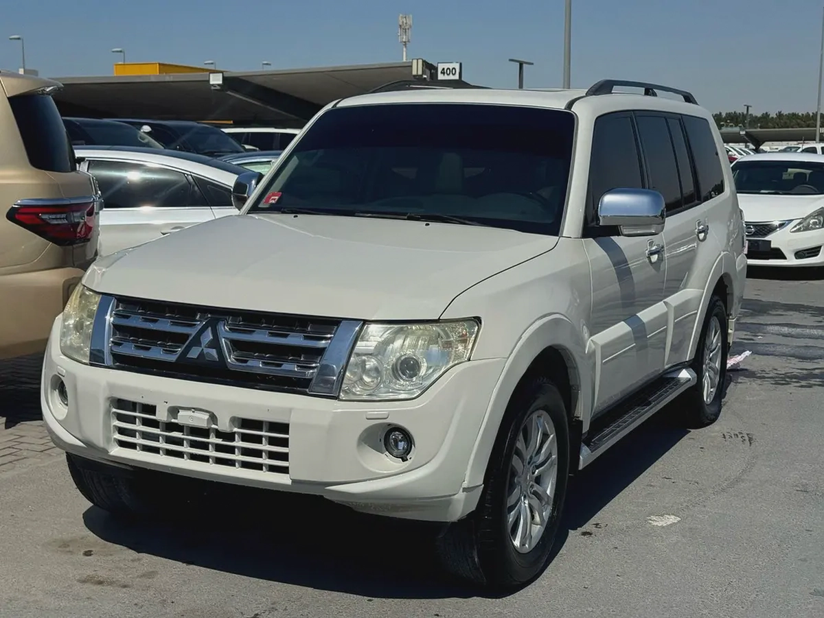 Mitsubshi pajero 2013 fullopshin  3.8 white color Gzcc calen car
