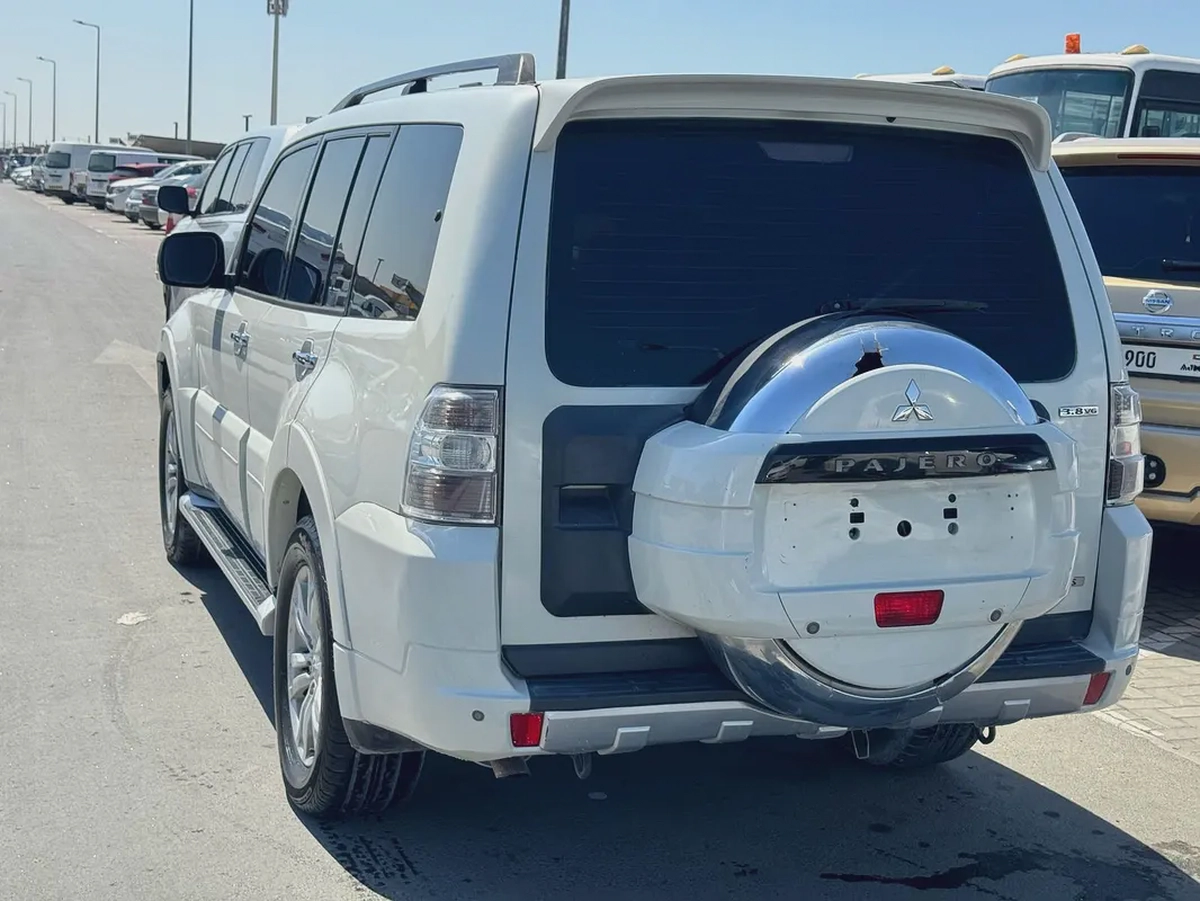 Mitsubshi pajero 2013 fullopshin  3.8 white color Gzcc calen car