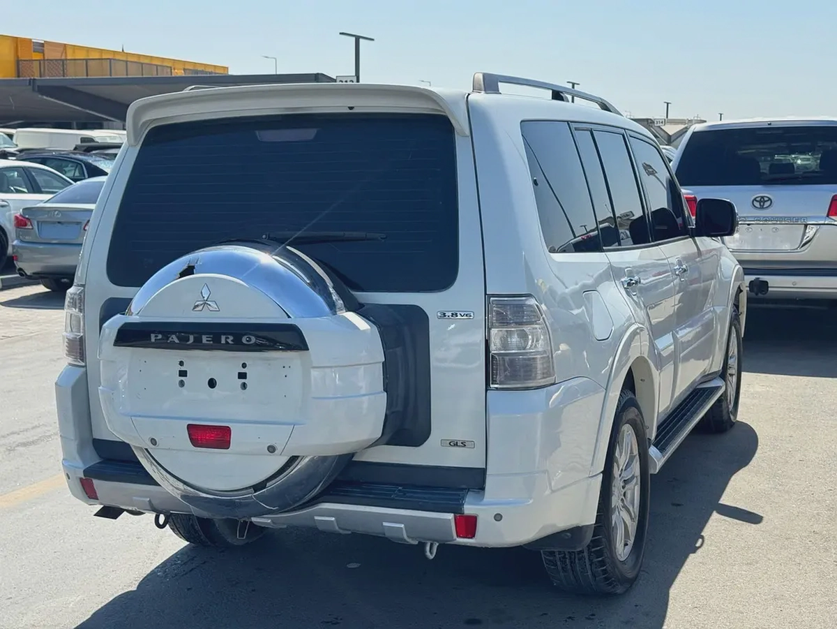 Mitsubshi pajero 2013 fullopshin  3.8 white color Gzcc calen car