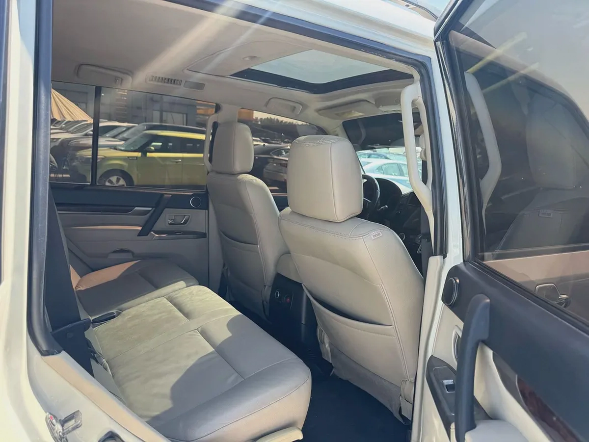 Mitsubshi pajero 2013 fullopshin  3.8 white color Gzcc calen car