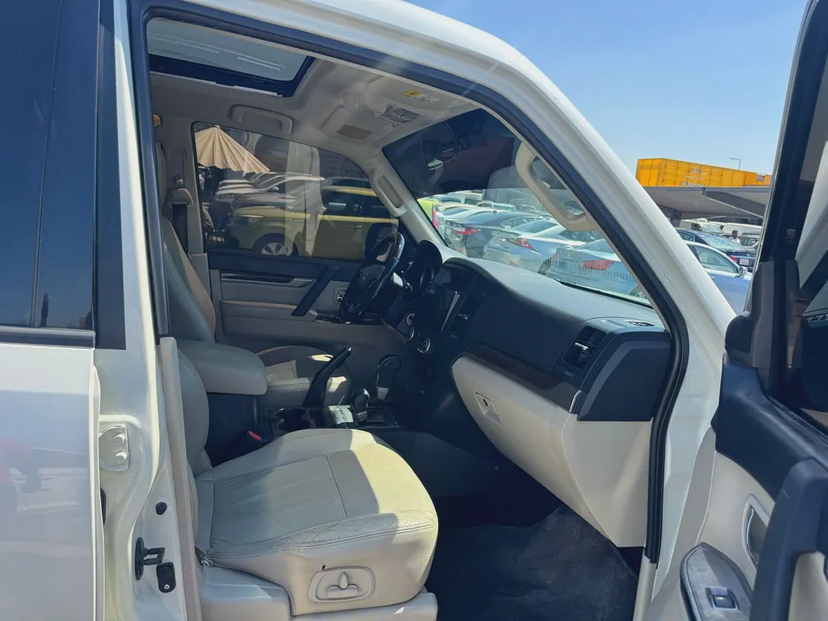 Mitsubshi pajero 2013 fullopshin  3.8 white color Gzcc calen car