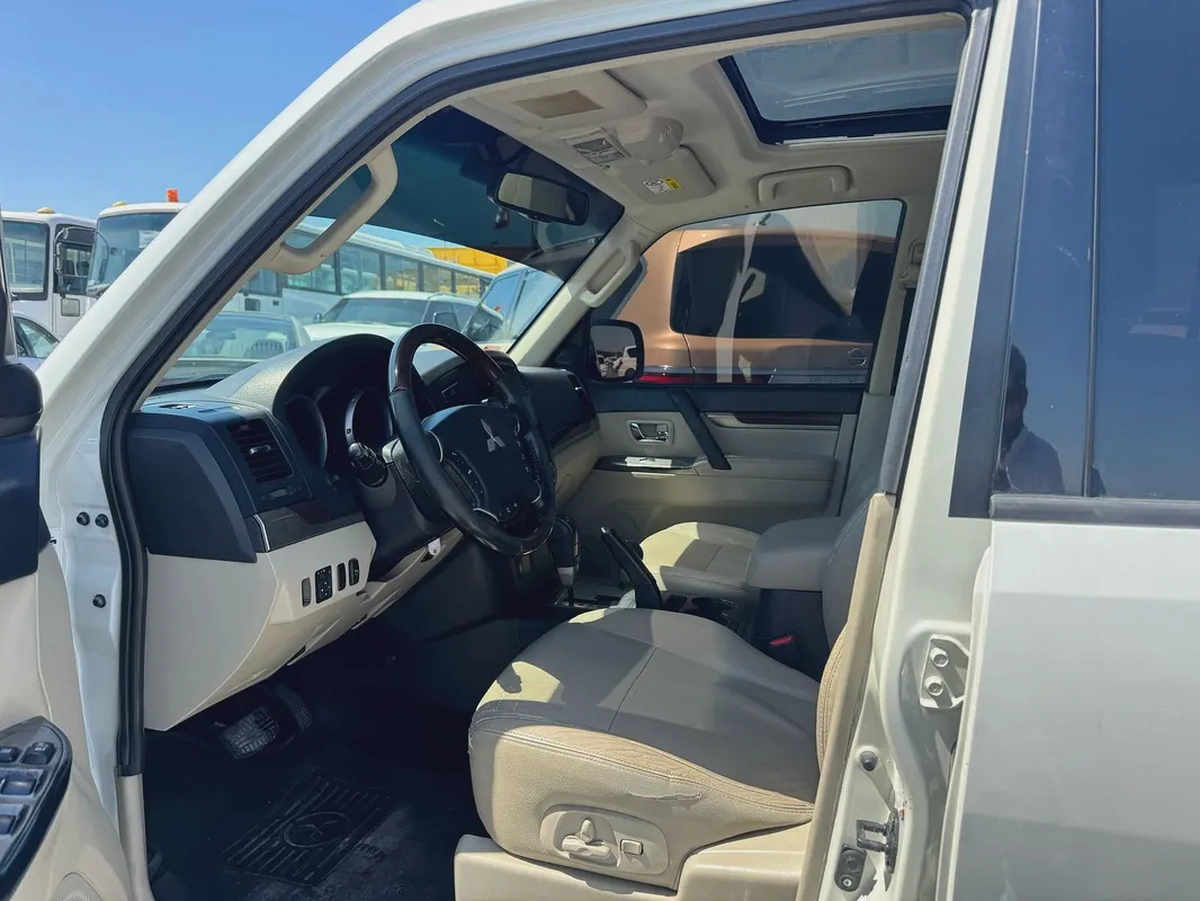 Mitsubshi pajero 2013 fullopshin  3.8 white color Gzcc calen car