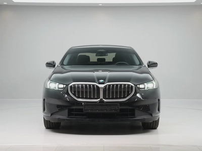 GCC SPECS | from OFFICIAL DEALER BMW 520i 2024 GCC Specs | LOW MILEAGE-4