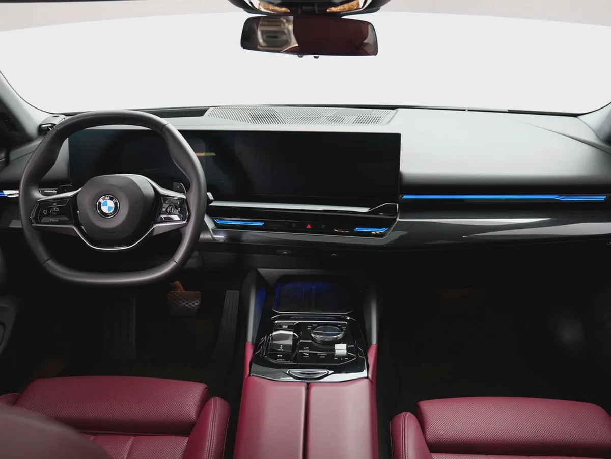 GCC SPECS | from OFFICIAL DEALER BMW 520i 2024 GCC Specs | LOW MILEAGE-9-9