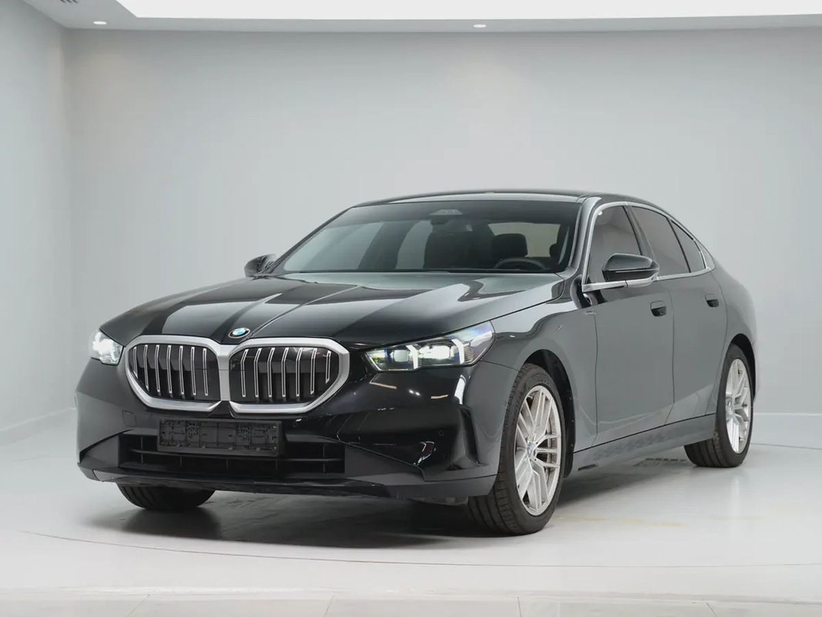 GCC SPECS | from OFFICIAL DEALER BMW 520i 2024 GCC Specs | LOW MILEAGE