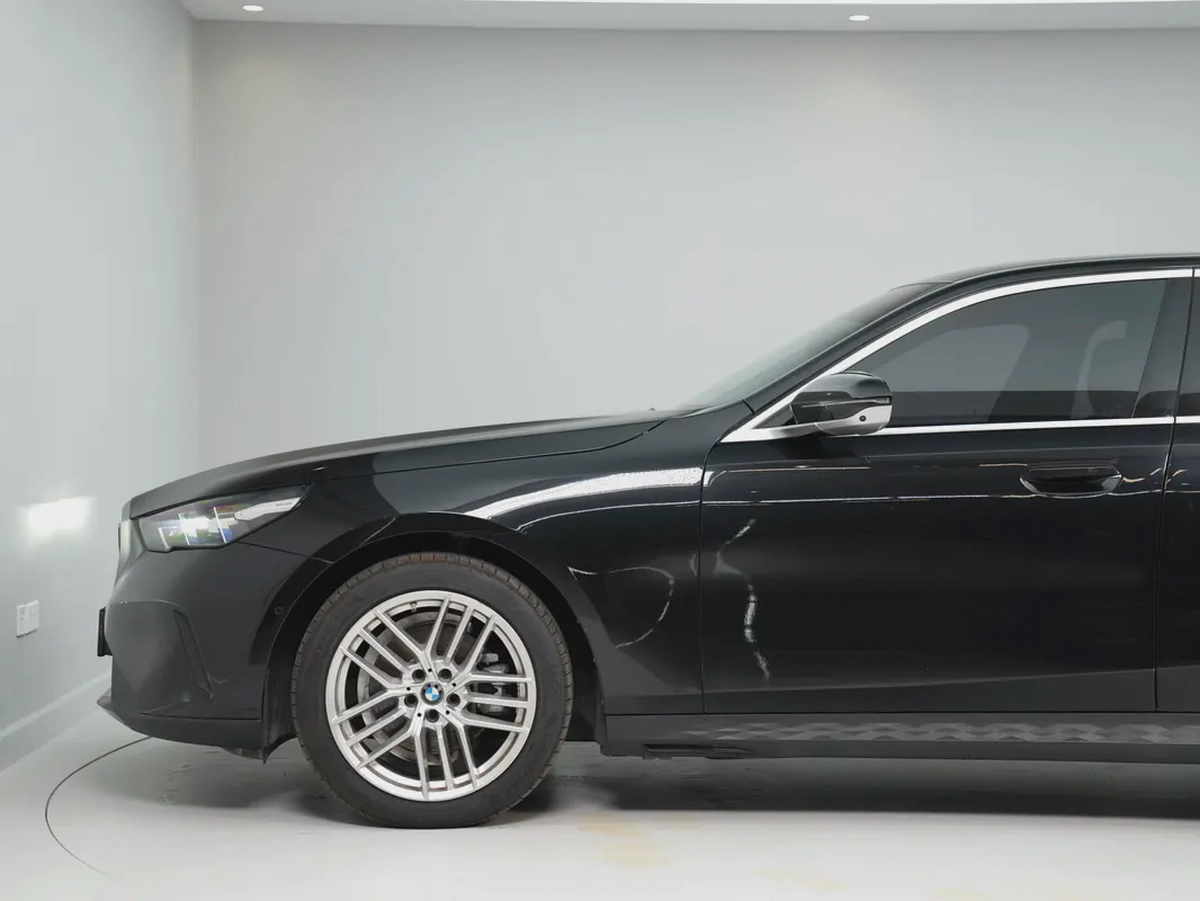GCC SPECS | from OFFICIAL DEALER BMW 520i 2024 GCC Specs | LOW MILEAGE-2-2