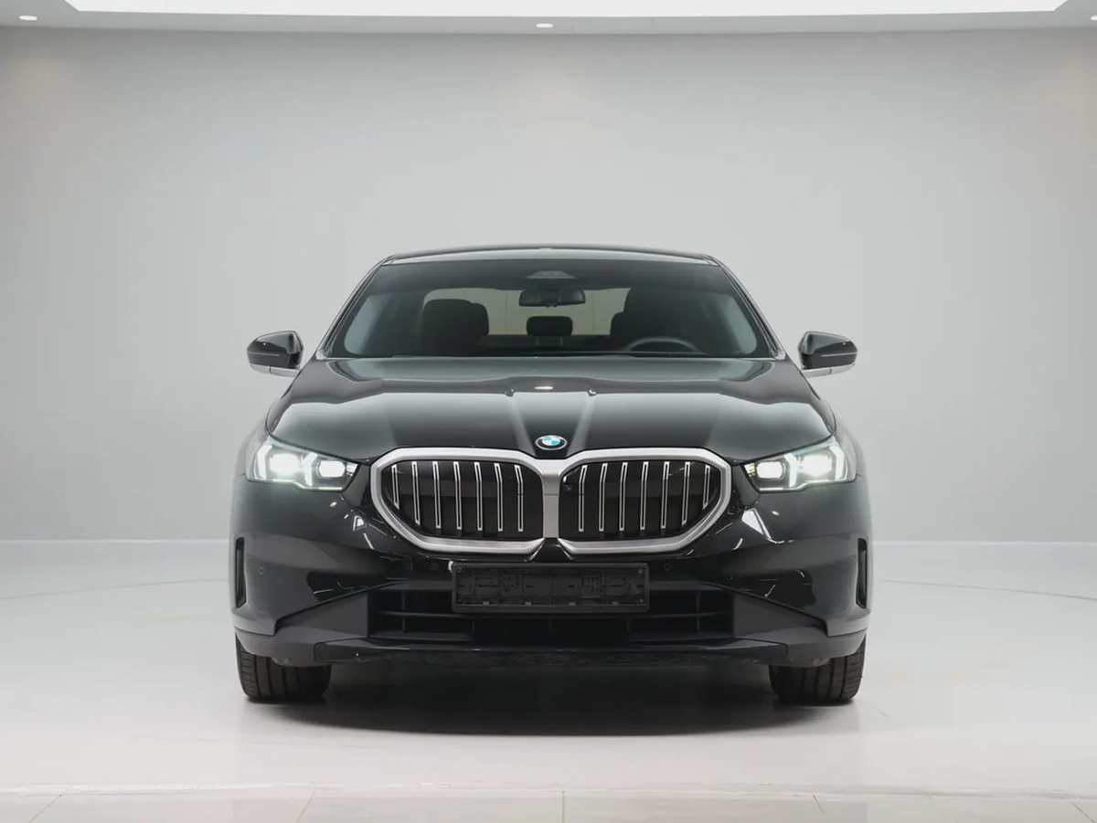 GCC SPECS | from OFFICIAL DEALER BMW 520i 2024 GCC Specs | LOW MILEAGE-4-4