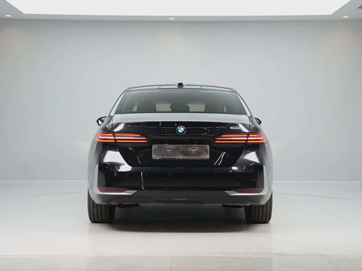 GCC SPECS | from OFFICIAL DEALER BMW 520i 2024 GCC Specs | LOW MILEAGE-5-5