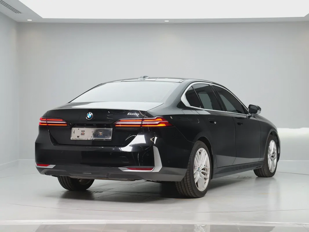 GCC SPECS | from OFFICIAL DEALER BMW 520i 2024 GCC Specs | LOW MILEAGE-6-6