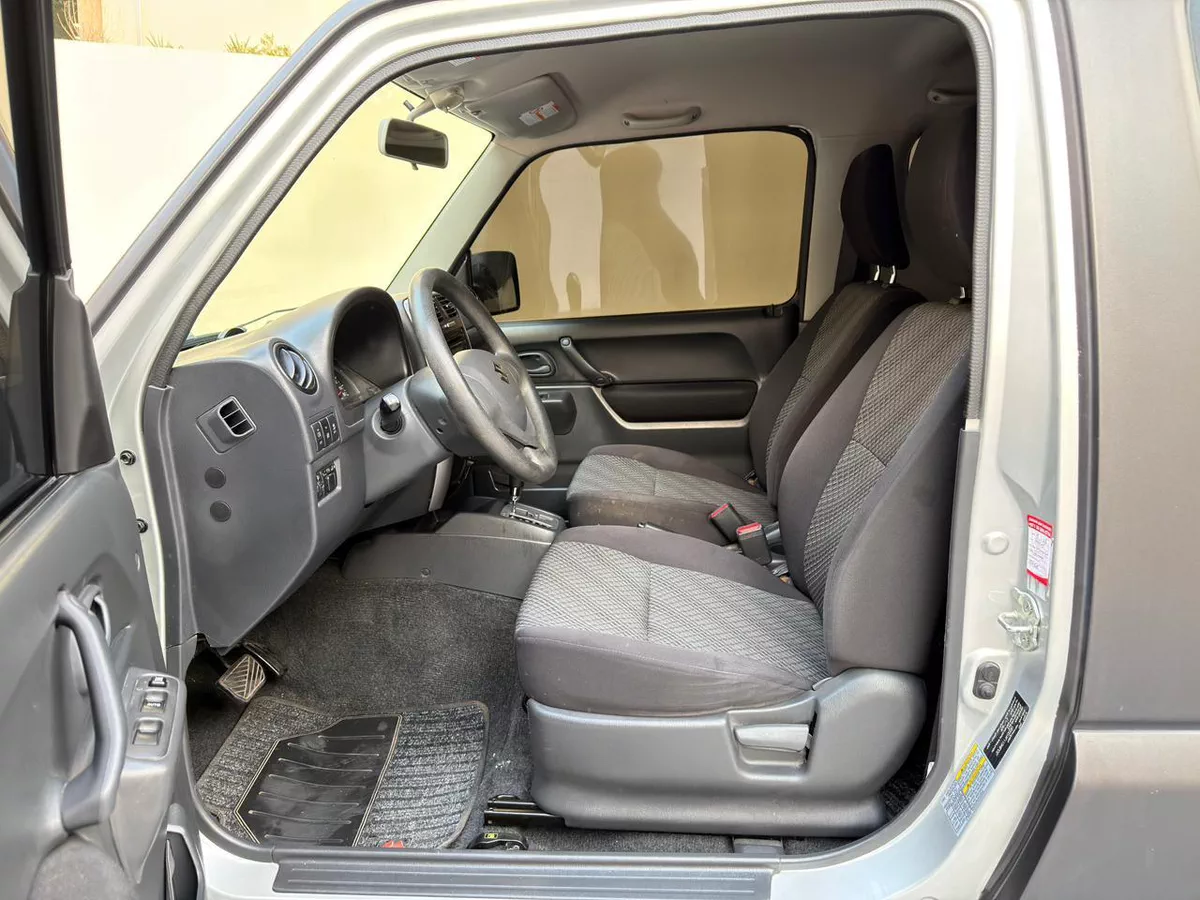 Single Owner, GCC Specs 2018 SUZUKI JIMNY GLX 2Door, 1.3Litre V4 4WD, Partially Agency Maintained.-3-3