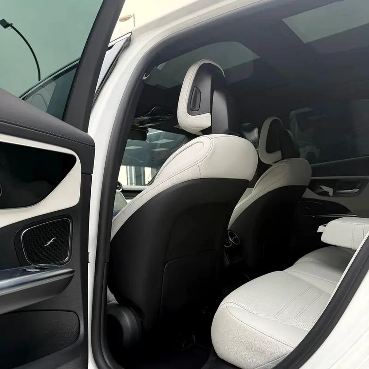 Mercedes C300 2022 | Korean Specs | Clean Title | 83,000 KM | White | مرسيدس C300 2022 وارد كوري
