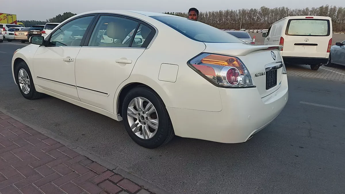 Nissan Altima SV 2012 GCC Specs - Excellent Condition-2-2